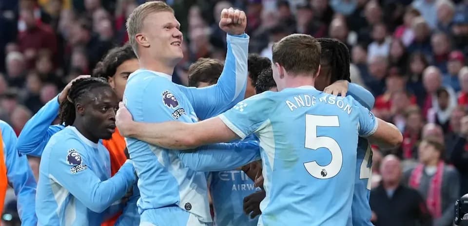 Joueurs de Manchester City célébrant un but ensemble