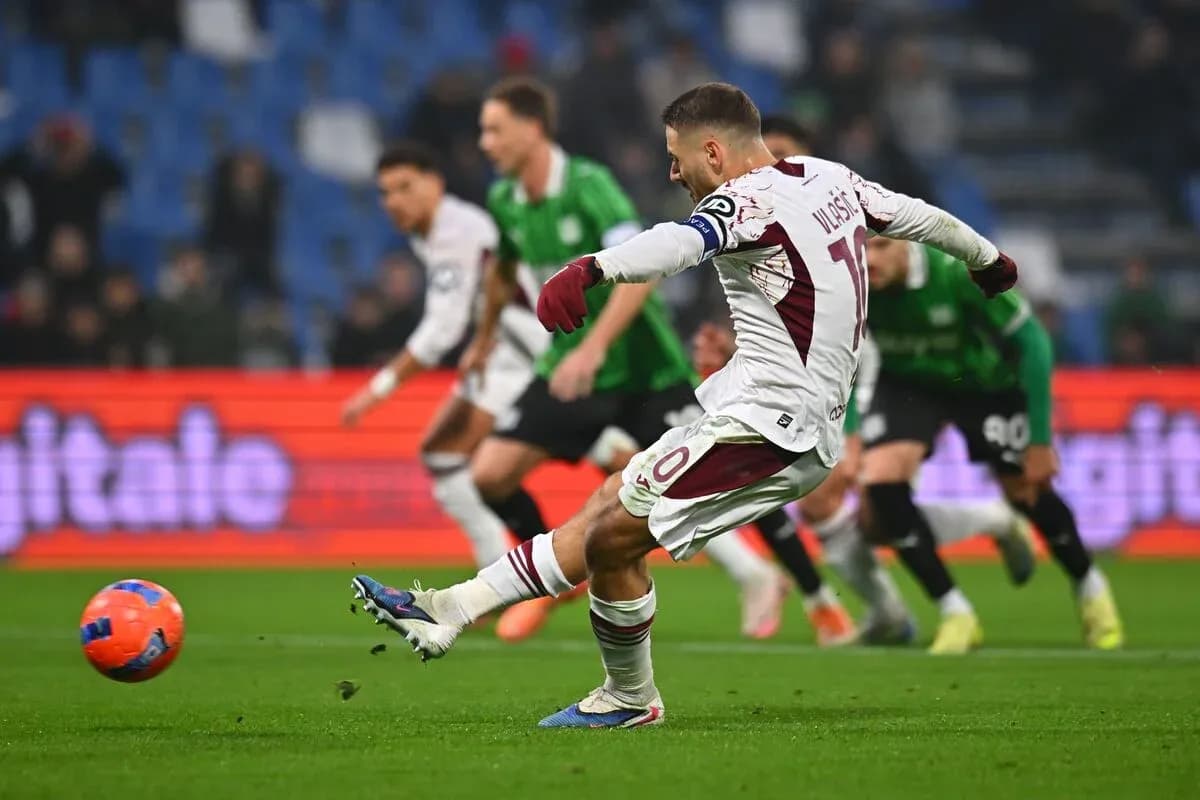 Un joueur tire un penalty pendant le match