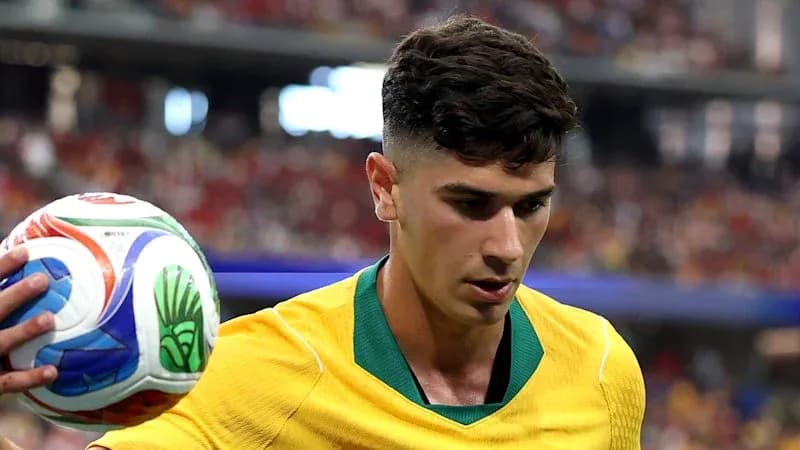 Joueur australien tenant un ballon de football