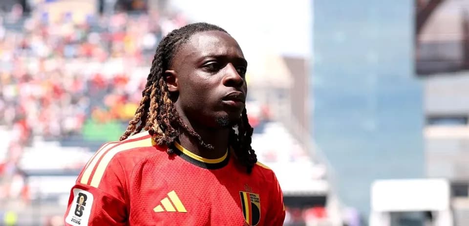 Joueur belge en tenue rouge sur le terrain