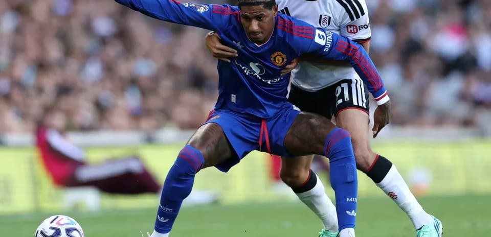 Un joueur de Fulham défendant contre Manchester United