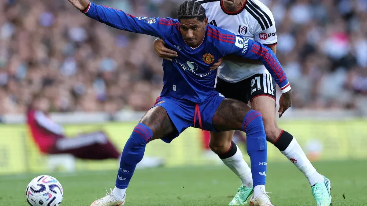 Un joueur de Fulham défendant contre Manchester United