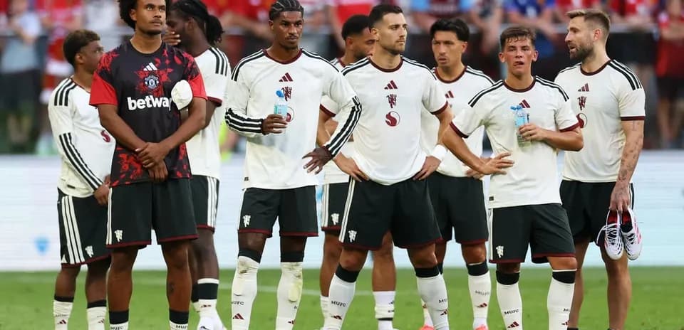 Équipe en attente sur le terrain après un match