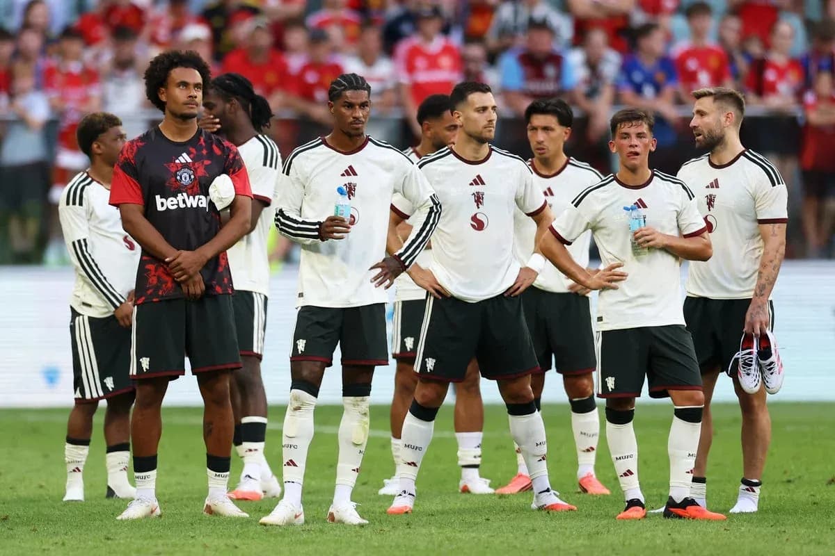 Équipe en attente sur le terrain après un match
