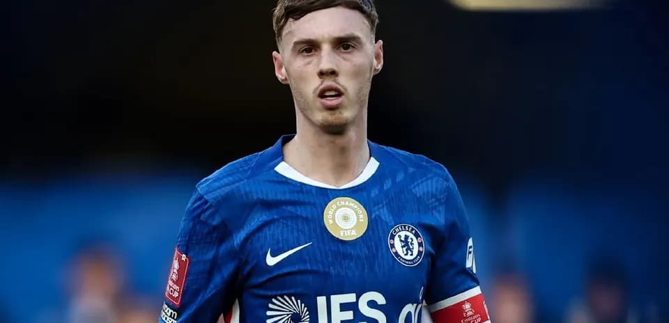 Joueur de Chelsea en tenue bleue sur le terrain