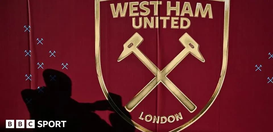 Logo de West Ham United sur fond rouge