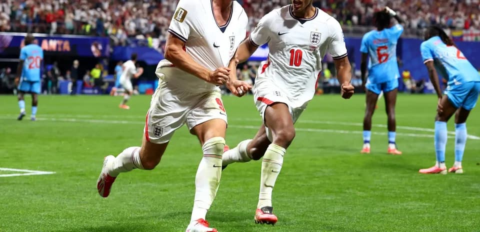 Joueurs anglais célébrant un but marqué