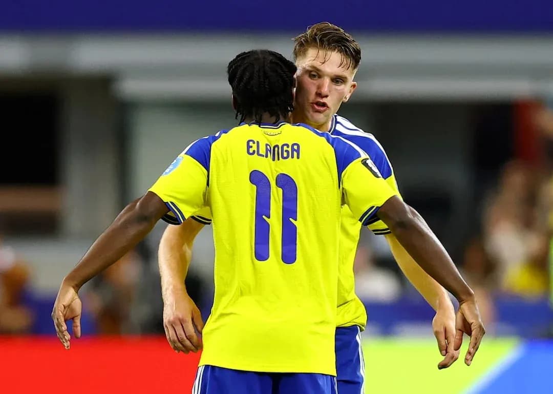 Deux joueurs suédois célébrant un but
