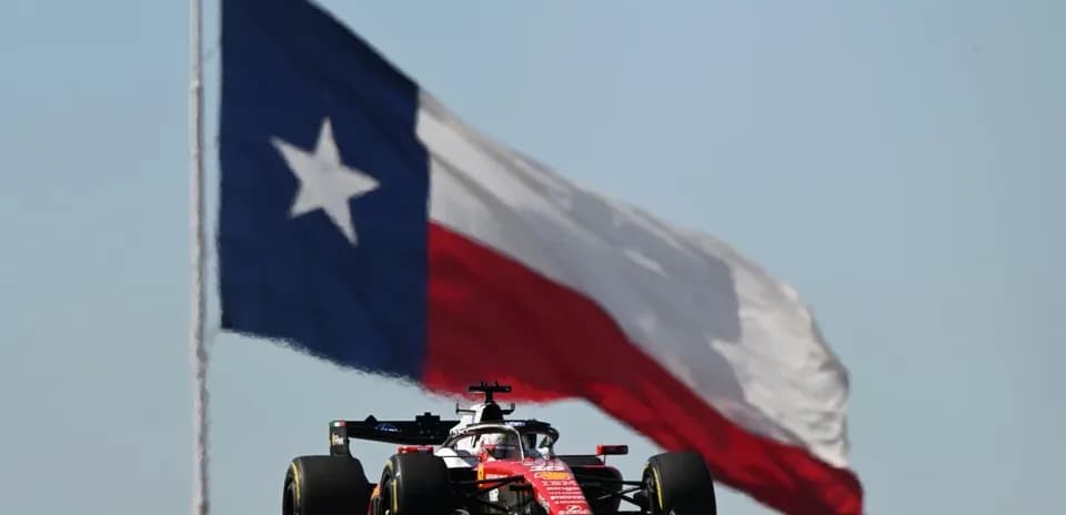 Voiture de Formule 1 avec drapeau du Texas en arrière-plan