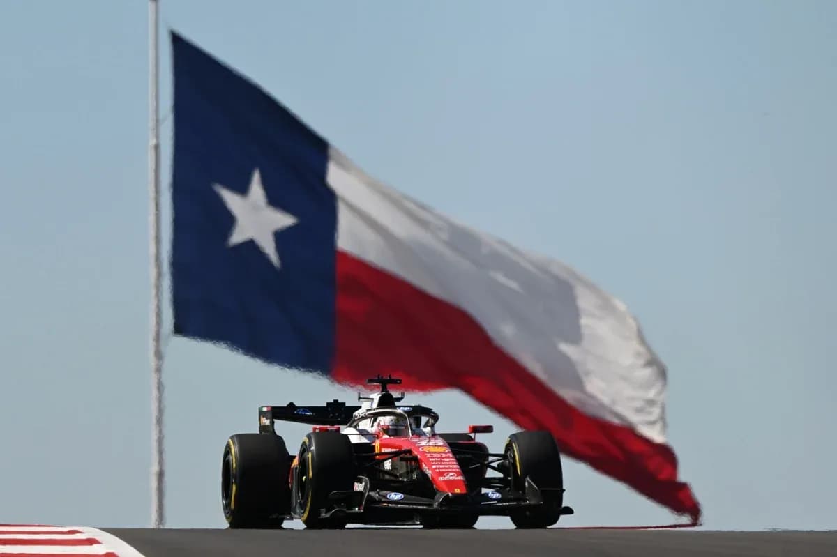 Voiture de Formule 1 avec drapeau du Texas en arrière-plan