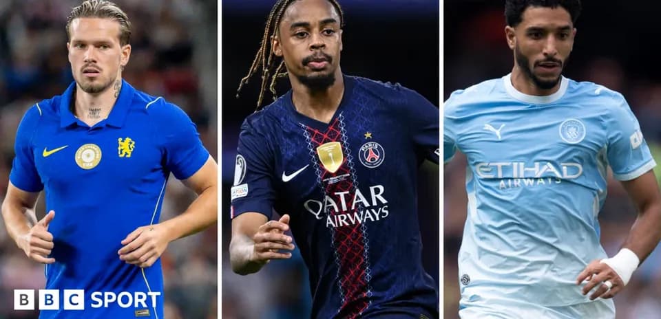 Trois joueurs de football en action sur le terrain