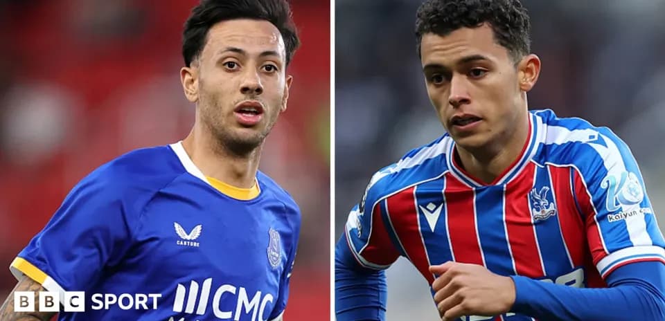 Deux joueurs de football en action sur le terrain