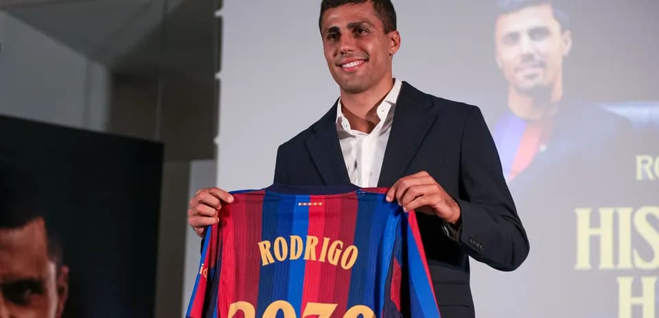 Joueur présentant son maillot au club FC Barcelone