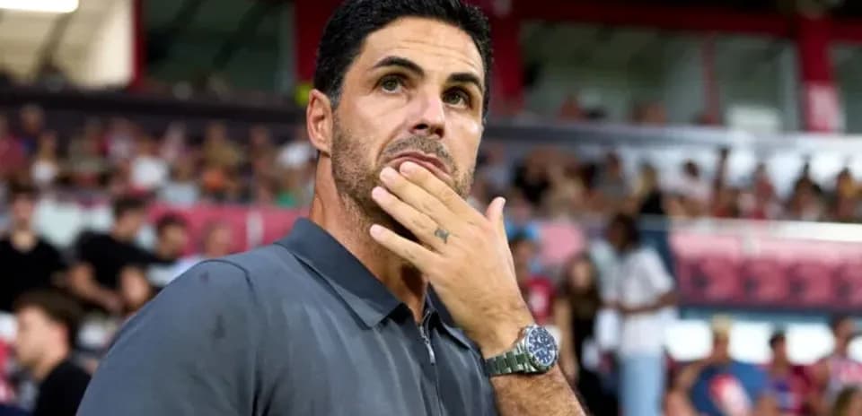 Entraîneur observant le match depuis la touche