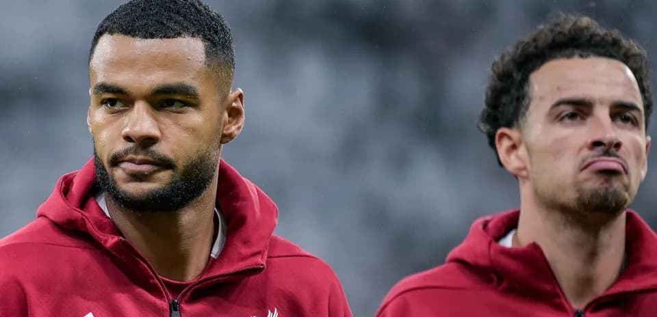 Deux joueurs de Liverpool en tenue d'échauffement