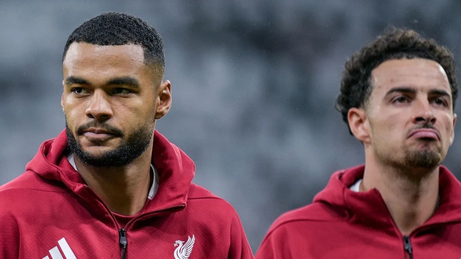 Deux joueurs de Liverpool en tenue d'échauffement