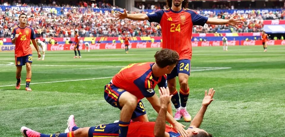 Joueurs espagnols célébrant un but