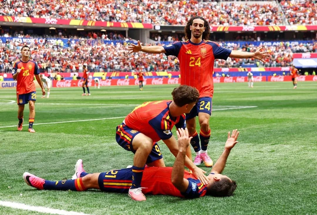 Joueurs espagnols célébrant un but