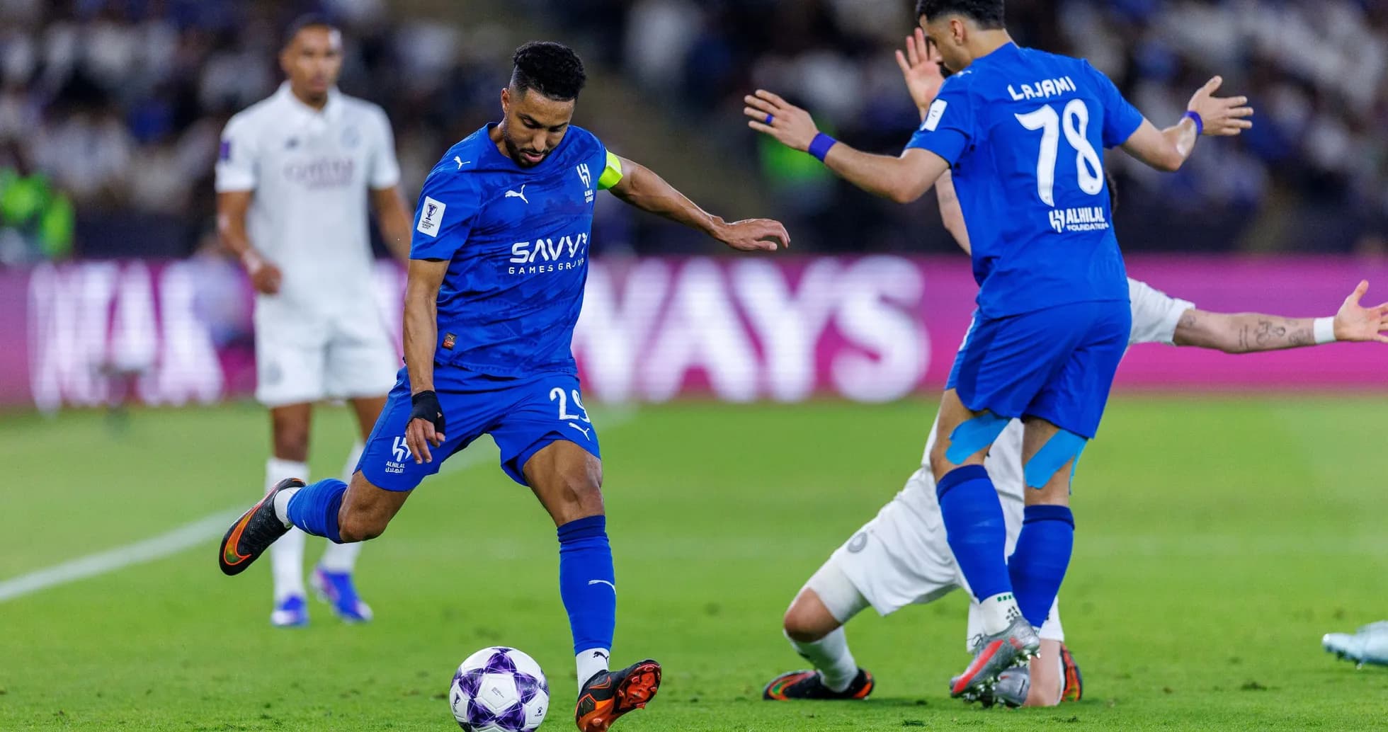 Joueur dribblant avec le ballon pendant un match