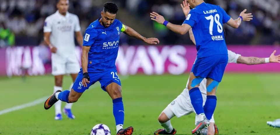 Joueur dribblant avec le ballon pendant un match