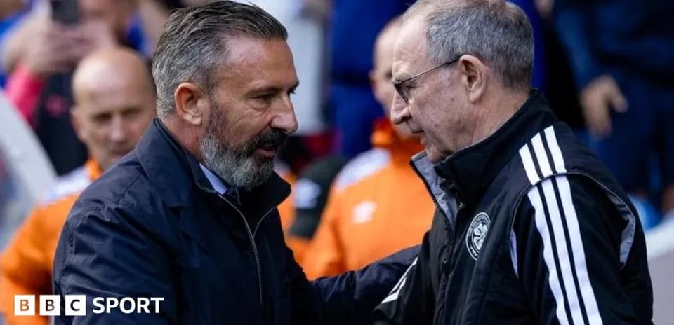 Deux entraîneurs se serrant la main avant le match