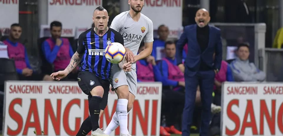 Deux joueurs se disputant le ballon pendant le match