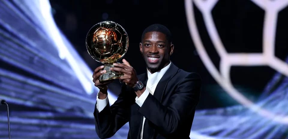 Joueur tenant le trophée du Ballon d'Or sur scène