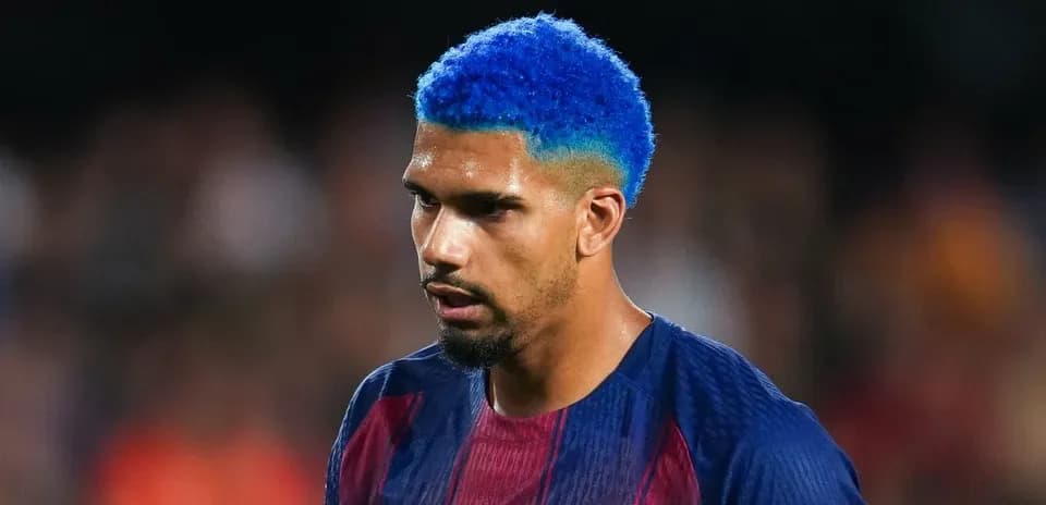 Joueur avec cheveux bleus en maillot du FC Barcelone