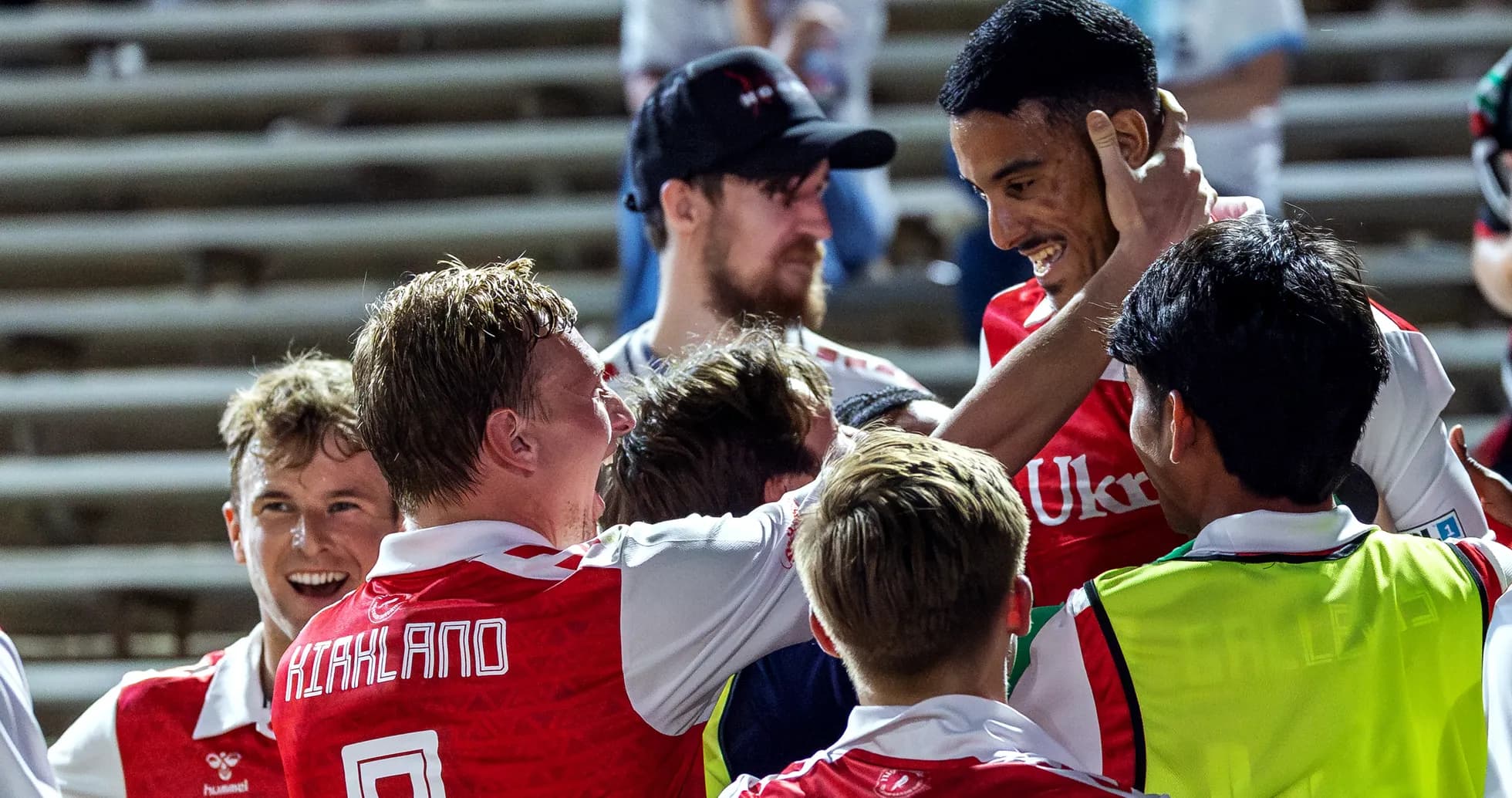 Joueurs célébrant un but lors du match