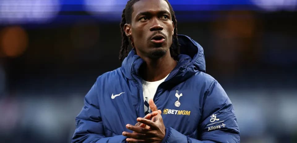 Joueur de Tottenham en survêtement sur le terrain