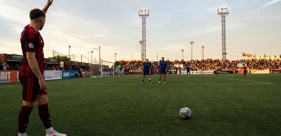 Un joueur effectuant un coup franc au match