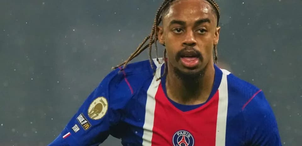 Joueur de PSG courant sur le terrain sous la pluie