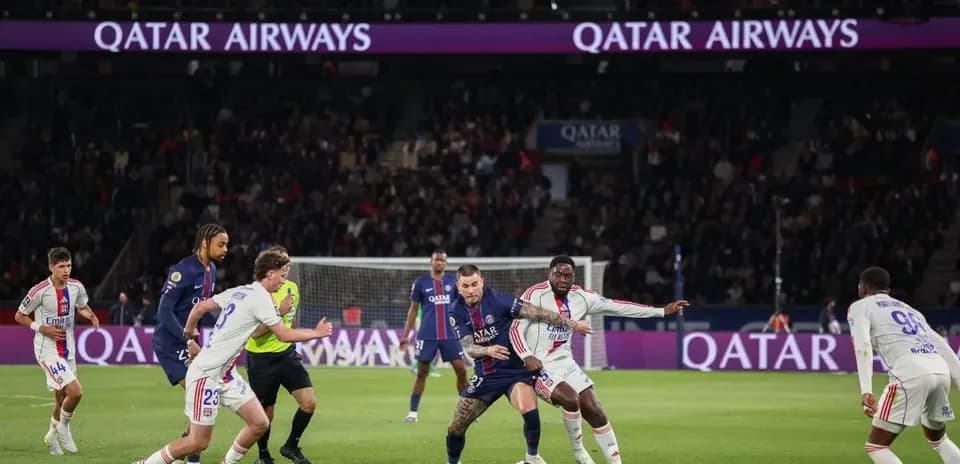 Joueurs de Paris et Lyon se disputant le ballon