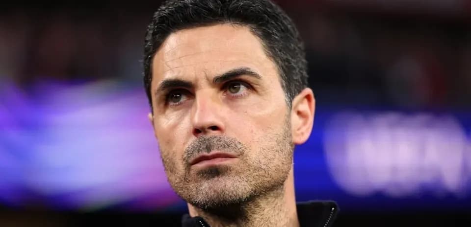Entraîneur observant le match depuis le banc