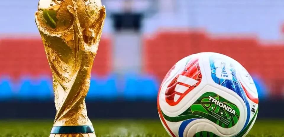 Coupe du Monde et ballon de football sur terrain