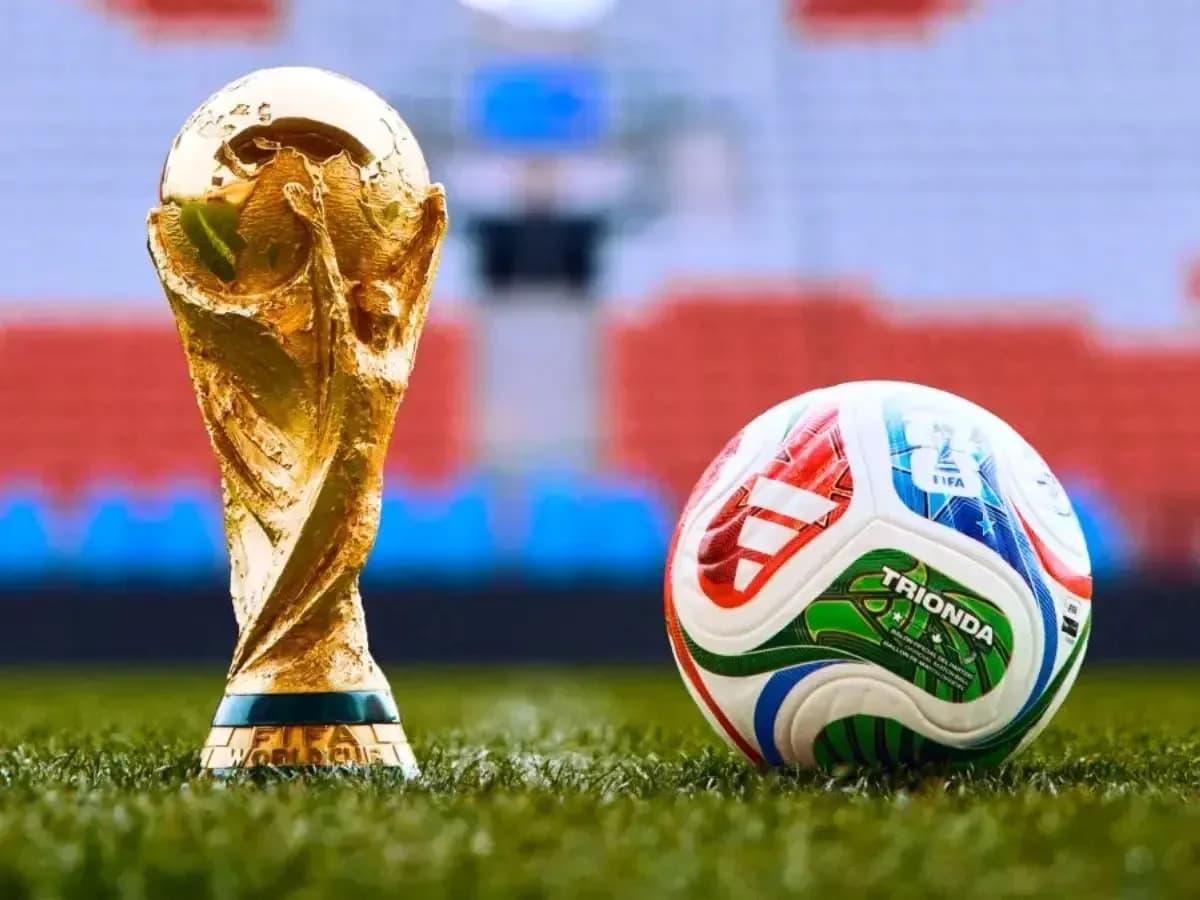 Coupe du Monde et ballon de football sur terrain
