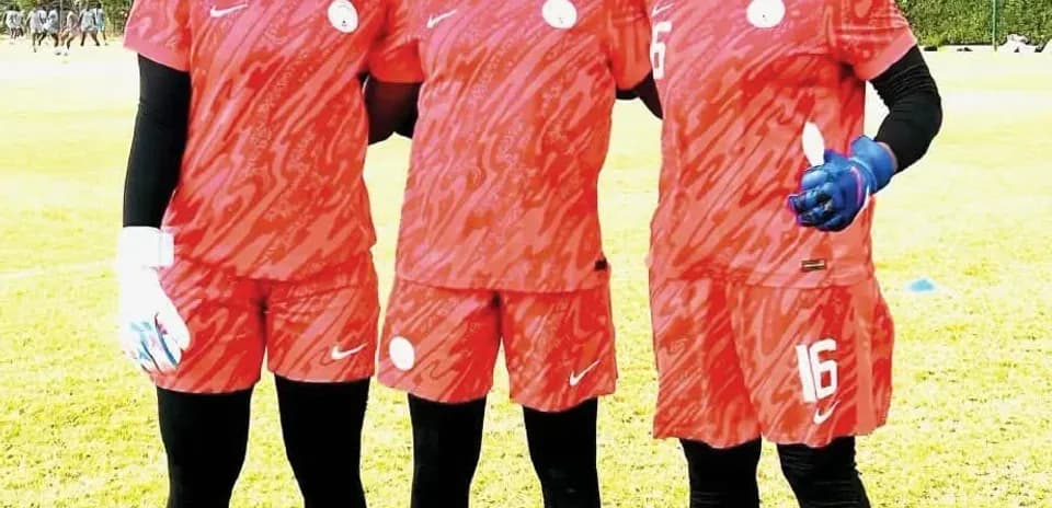 Trois joueuses de football en tenue d'entraînement