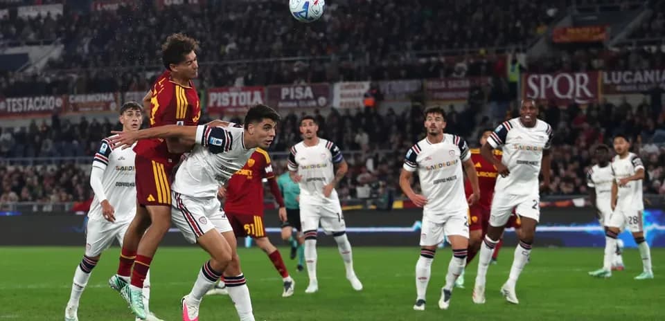 Un joueur de Cagliari en action contre AS Roma