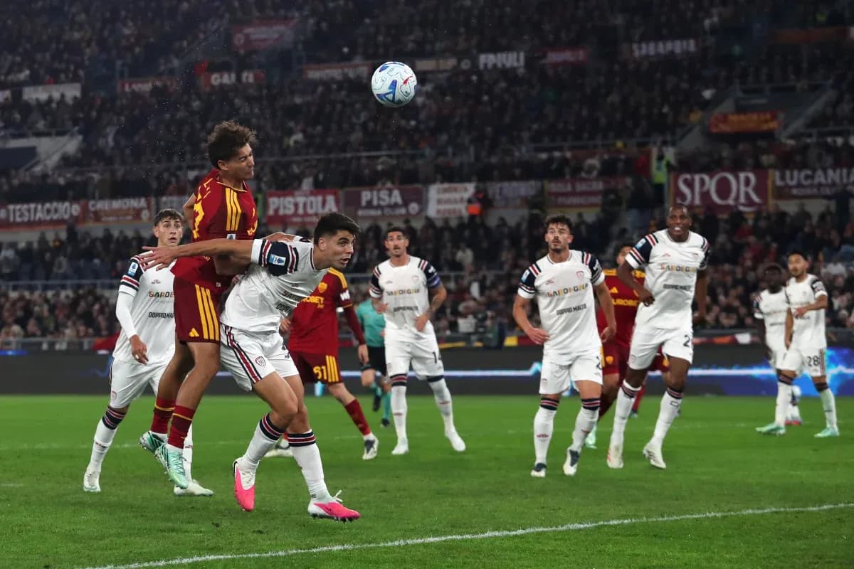 Un joueur de Cagliari en action contre AS Roma