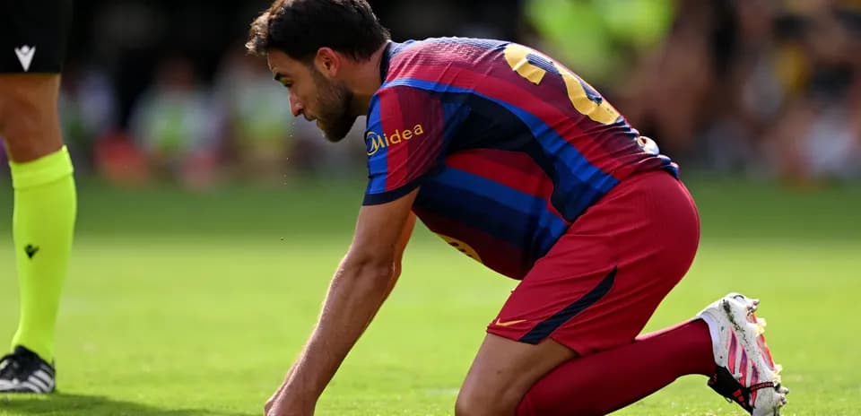Joueur de Barcelone à genoux sur le terrain