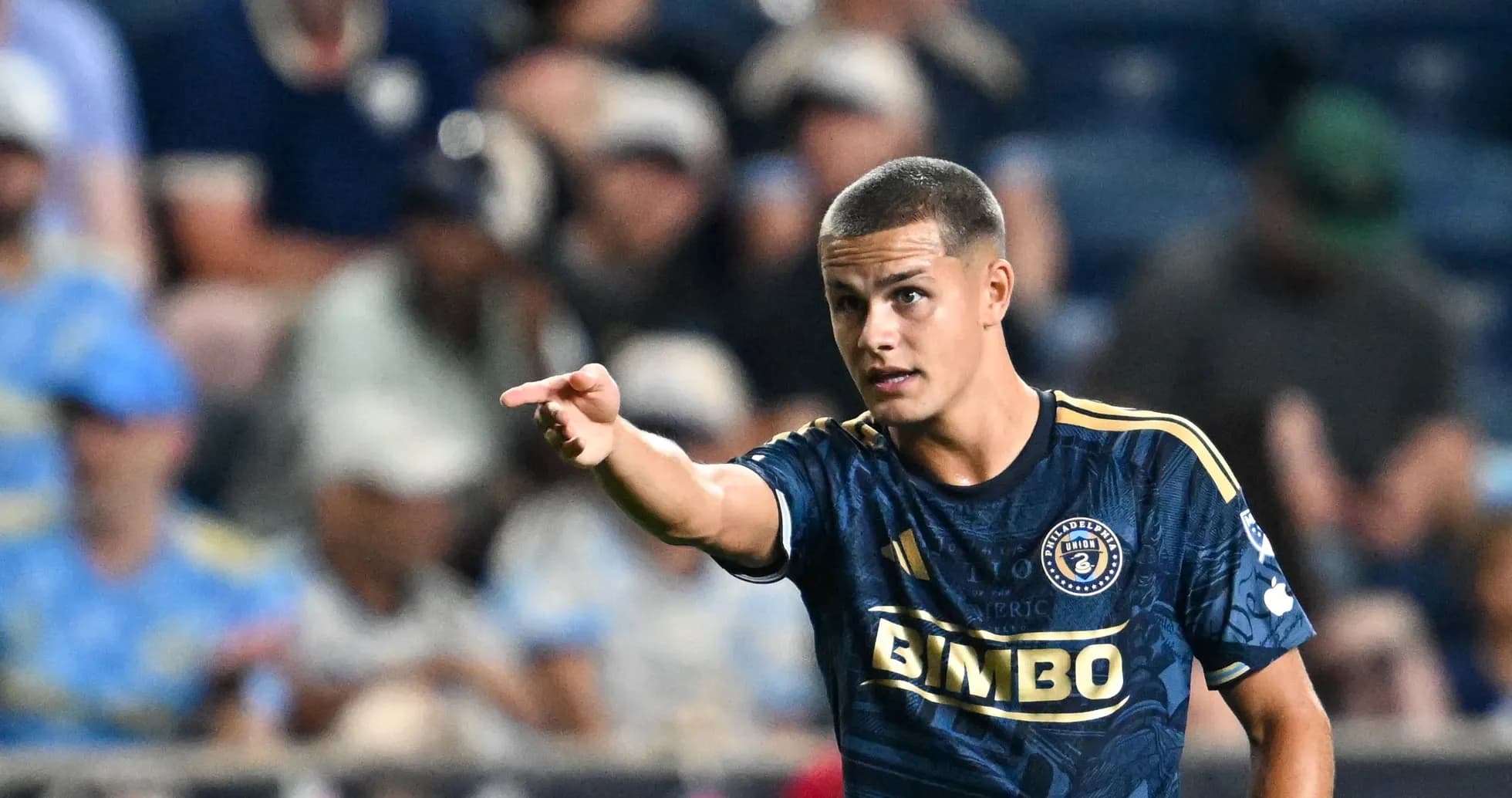 Joueur de Philadelphia Union indiquant une direction sur le terrain