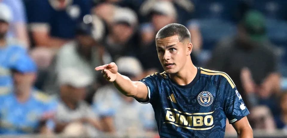 Joueur de Philadelphia Union indiquant une direction sur le terrain
