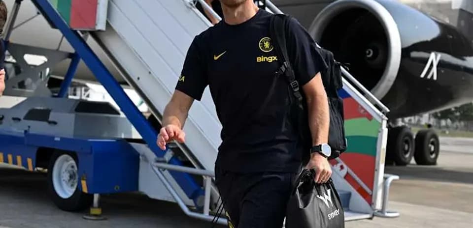 Entraîneur sortant de l'avion avec un sac