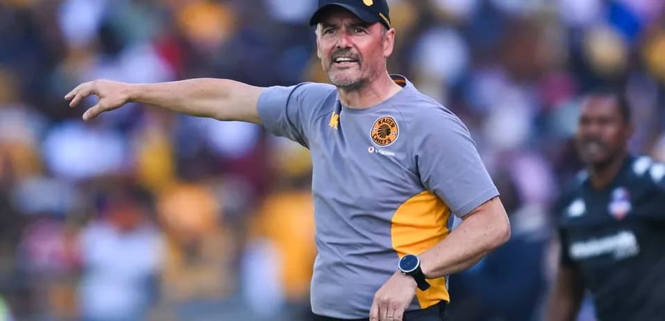 Entraîneur de Kaizer Chiefs donnant des instructions sur le terrain