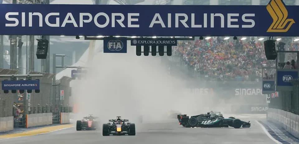 Voitures de F1 passant sous l'arche de Singapore Airlines
