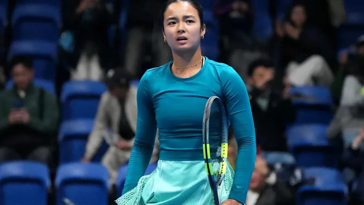 Joueuse de tennis sur le court avec une raquette