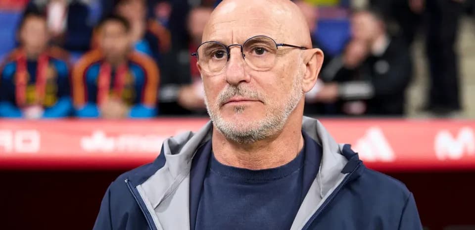 Entraîneur observant le match depuis le banc