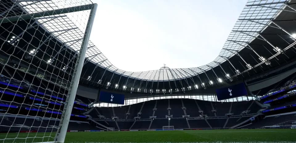 Vue du terrain depuis le but au Tottenham Hotspur Stadium