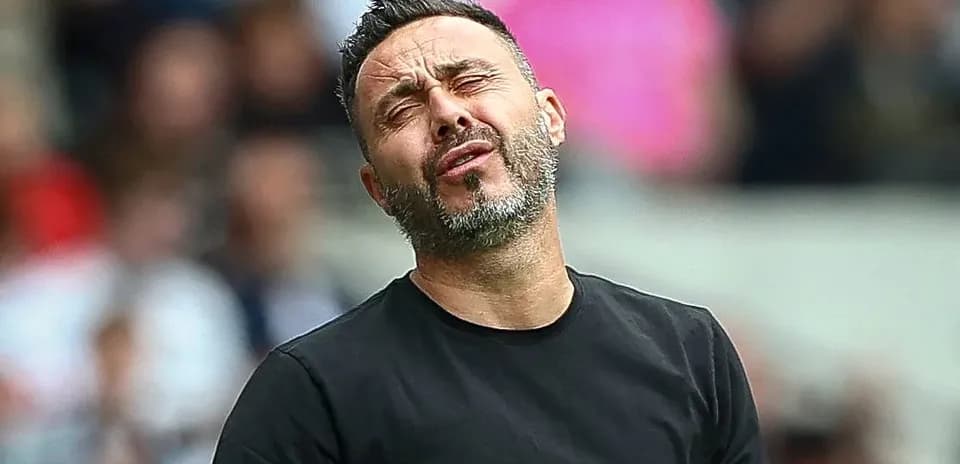 Entraîneur exprimant de la frustration sur le banc