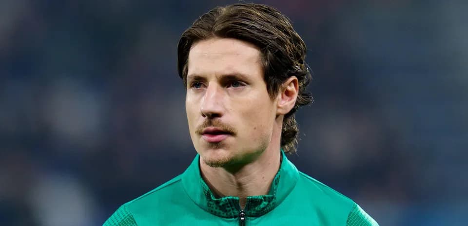 Joueur en tenue d'entraînement avant le match